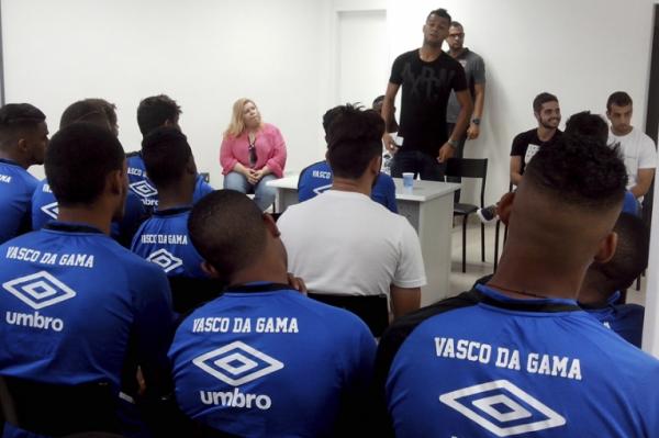 Goleiro Fabrcio discursando para os jogadores da categoria sub-20
