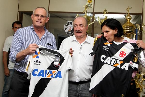 O Vice-Presidente Jos Mouro Gonalves presenteou o Secretrio e sua esposa vascana, com camisas do Vasco