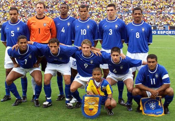 Romrio e Juninho Paulista foram titulares na derrota do Brasil para o Equador em maro de 2001