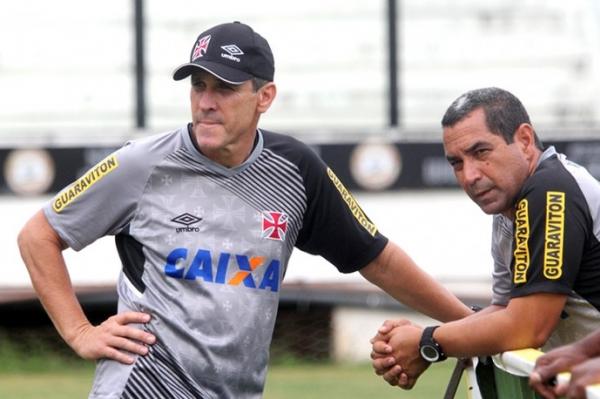 Zinho conversa com Jorginho na beira do campo: amizade e trabalho no Vasco