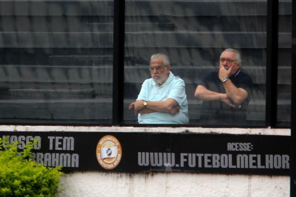 Presidente acompanha atividade ao lado do gerente de futebol Paulo Angioni