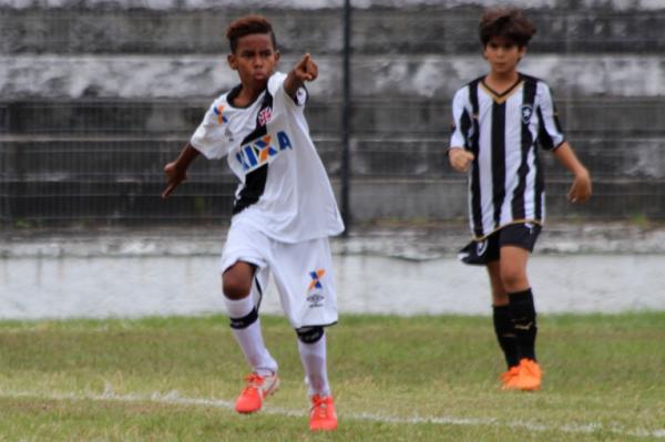 Lucas Fortunato comemora o segundo gol da partida