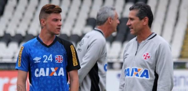 Renato Kayzer tem conversa particular com Jorginho durante treino do Vasco