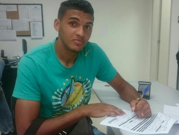 Aos 19 anos, zagueiro Gonalves assinou novo contrato com o Vasco at dezembro de 2016