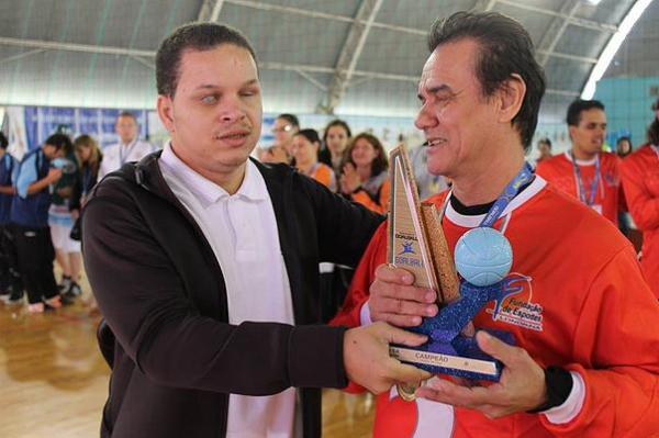 O Presidente da Confederao Brasileira de Futebol de Cegos entregando o trofu em um dos torneios