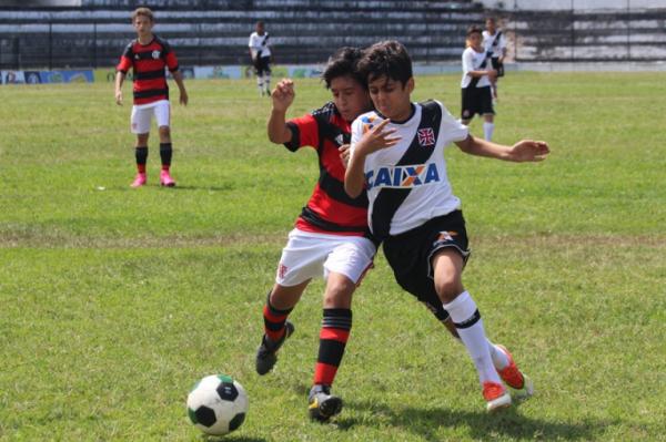 Roger disputa bola com Rhenzo Alcon, do Flamengo