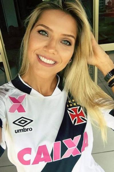 A bela Jssica Garducci, mulher do meia Nen, vestiu a camisa do Vasco e postou nas redes sociais