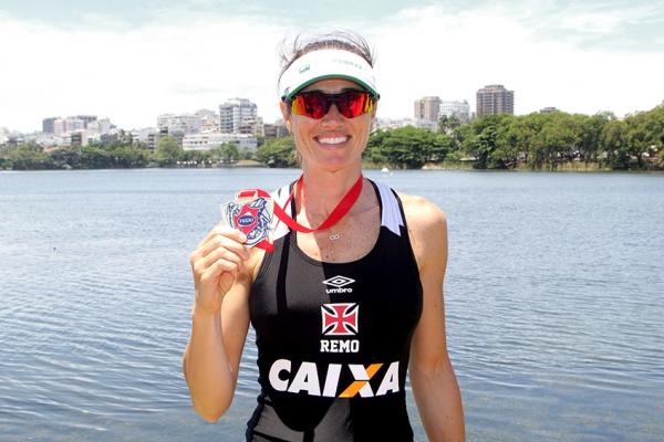 Fabiana Beltrame posa com medalha de ouro