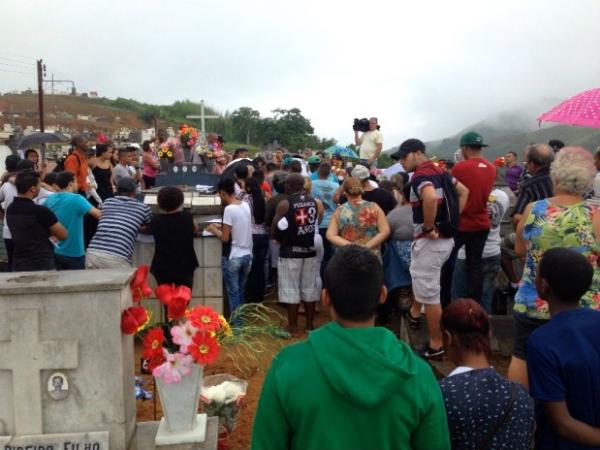 Felipe Moreira, de 24 anos, foi enterrado com muita comoo