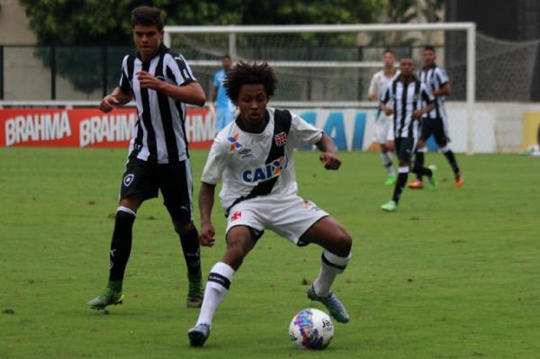 Paulo Vitor em ao contra o Botafogo na Colina