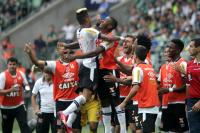 Jogadores comemoram o gol de Rafael Silva