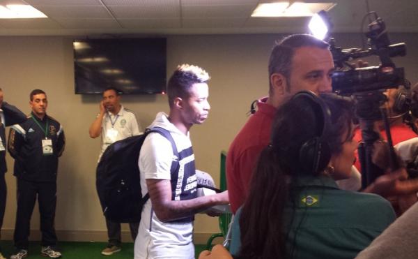 Rafael Silva foi muito assediado aps o triunfo do Vasco na Arena Palmeiras