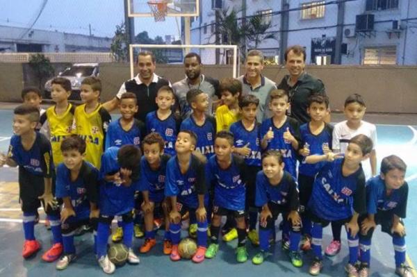Jorginho e Zinho posam para foto ao lado de atletas do futsal vascano