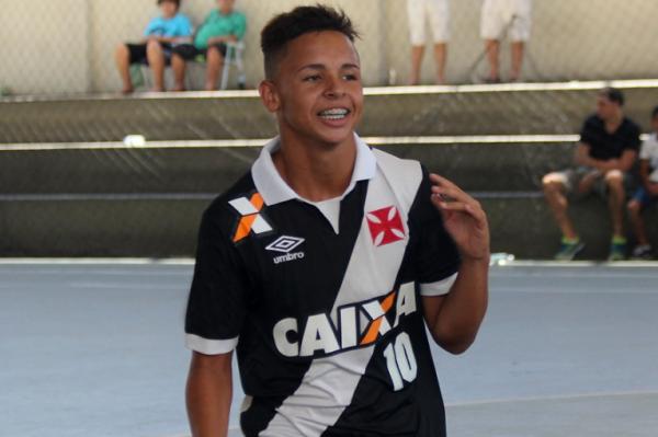 Marlon comemora gols contra o Madureira no sub-13