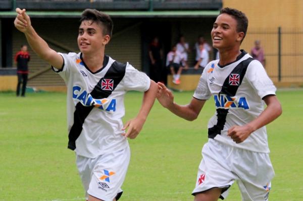 Matheus Lima (esq) comemora gol de empate
