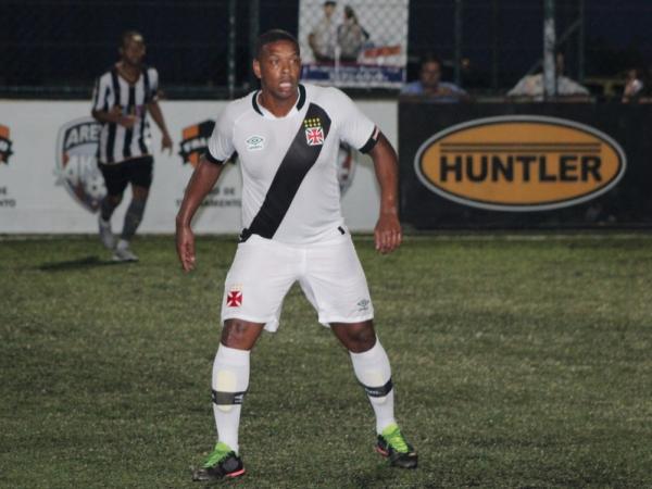 Z Renato marcou o terceiro gol na vitria do Vasco sobre o Botafogo