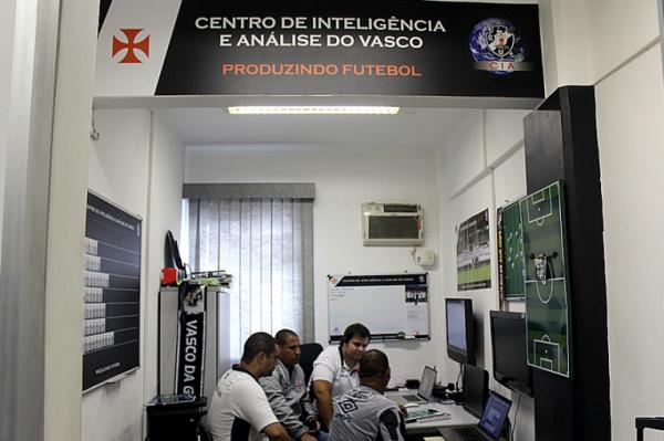 Alberto Tenan (analista ttico) e Pedro Monteiro (coordenador do CIA Vasco) conversam com os treinadores Mrio Jorge (sub-15) e Marcus Alexandre (sub-17)