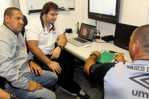 Observado por Mrio Jorge e Pedro Monteiro, Marcus Alexandre discute atuao cruzmaltina contra o Flamengo, no ltimo sbado (14/11), pela deciso da Taa Rio sub-17