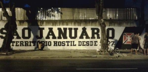 Muro em frente ao estdio tem frase que destaca So Janurio como 'territrio hostil'