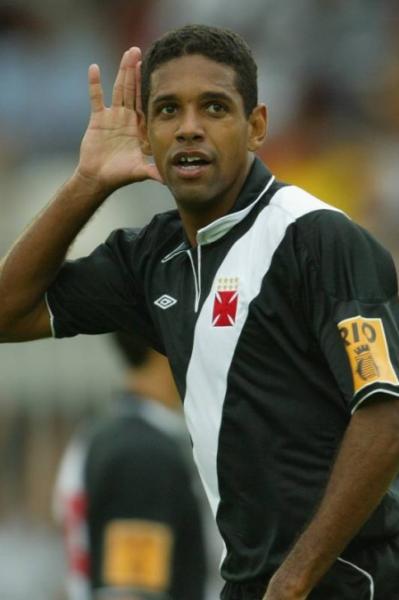 Henrique marcou o gol da vitria do Vasco sobre o Atltico Paranaense
