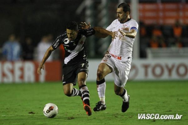 Eder Lus e Danilo em duelo vlido pela Libertadores de 2012