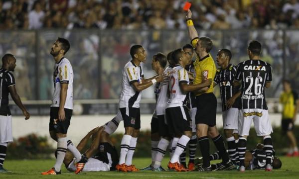Rodrigo foi expulso aps entrada dura em Malcom no empate entre Vasco e Corinthians