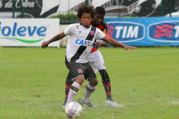 Paulo Vitor infernizou a defesa do Flamengo ao longo do clssico