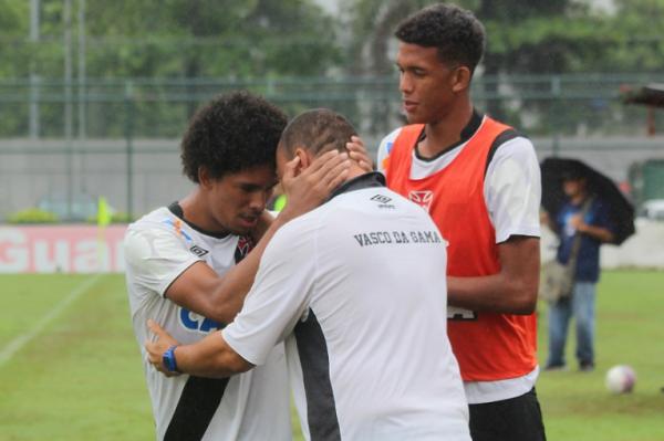 Douglas Luiz comemora gol marcado ao lado do treinador Marcus Alexandre