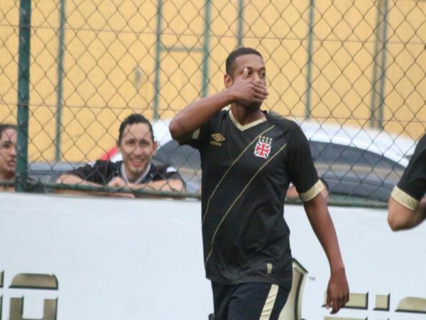 Z Renato marcou trs vezes e foi o grande nome do Vasco na vitria sobre o Fluminense