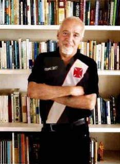 Paulo Coelho com camisa do Vasco, em fotos dos anos 2000