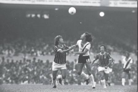 Em 1975, o Flu venceu o Vasco no triangular final do Estadual. No jogo seguinte, os vascanos derrotaram o Botafogo e ajudaram o Tricolor a ser campeo