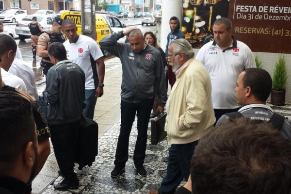Eurico Miranda deixa o hotel em Curitiba para o derradeiro jogo contra o Coxa
