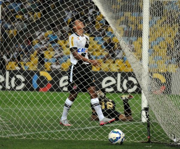Julio dos Santos lamenta gol do Figueirense: time sofreu no fim do jogos