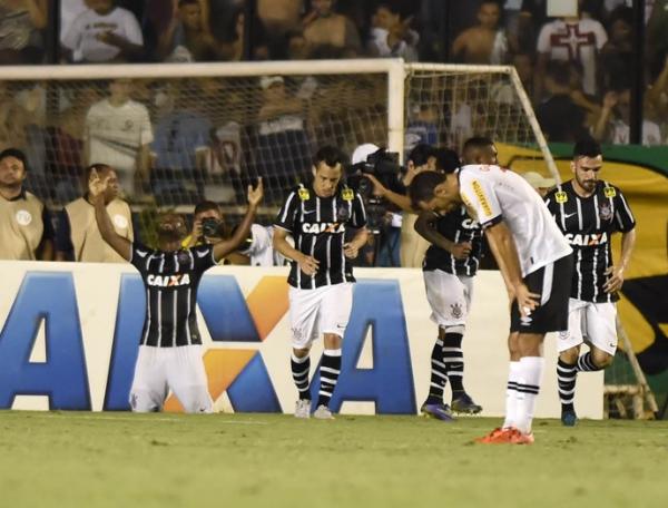 Love comemora o gol de empate do Corinthians contra o Vasco: cariocas pouco venceram em casa