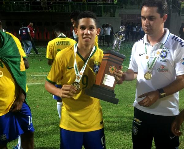 Paulinho posa com taa do Campeonato Sul-Americano