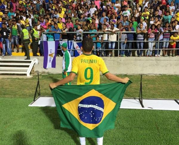 Paulinho festeja o primeiro ttulo com a Seleo Brasileira