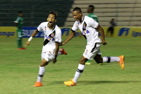 Caio Monteiro festeja um dos gols da vitria