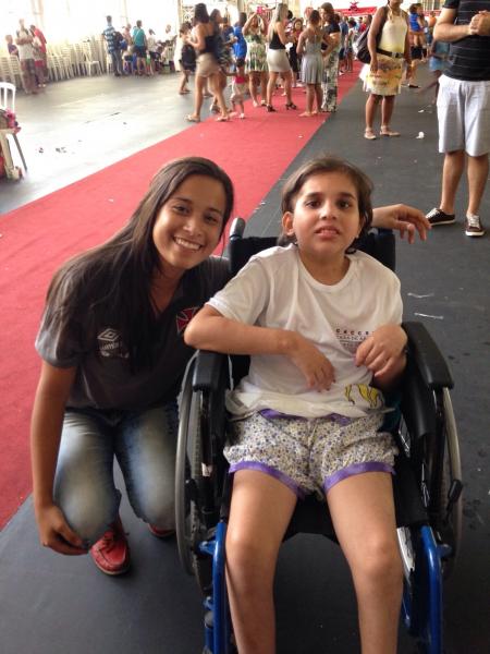 Leticia Botelho posa com menina que recebe apoio da CACCST