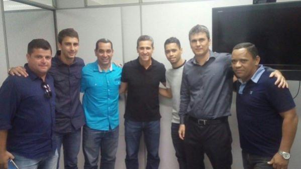 Jorginho, Zinho, Pikachu e os representantes do jogador aps a assinatura do contrato nesta quarta