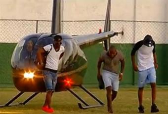 Sandro Silva e mais dois amigos aterrissaram de helicptero no Correo