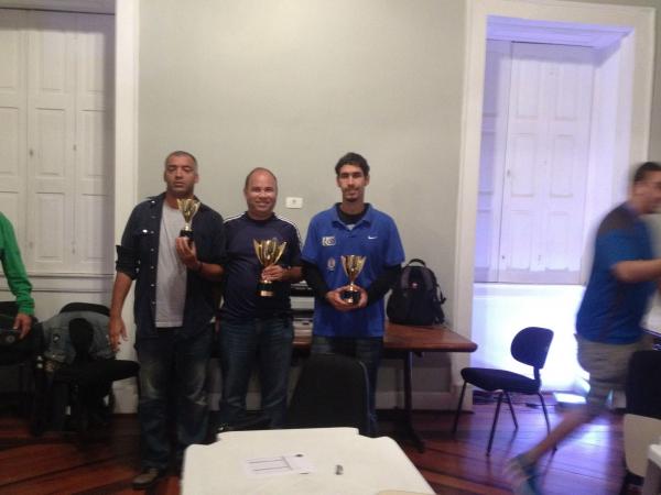 O vascano Marcelo dos Santos ( esquerda) ficou em 3 lugar no Estadual de Xadrez Classe A de 2015