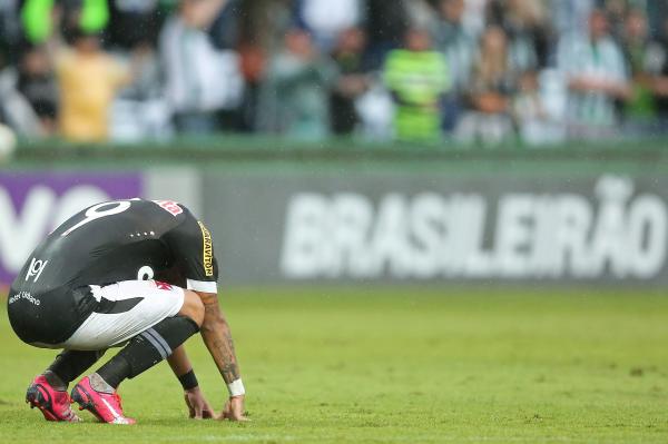 Rafael Silva desolado aps o empate contra o Coritiba, que selou o rebaixamento do Vasco