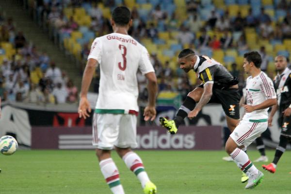Jhon Cley chuta para marcar o gol da vitria por 2 a 1 sobre o Fluminense pelo Brasileiro