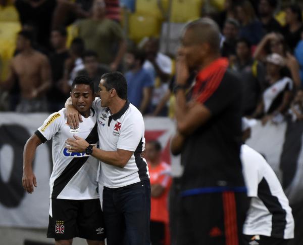 Vasco 1 x 0 Flamengo, pela Copa do Brasil: Jorge Henrique, autor do gol, abraa o tcnico Jorginho, que fazia a sua estreia
