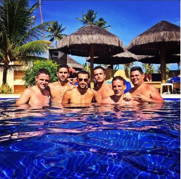 Falco, Nen e amigos curtem piscina em hotel luxuoso na Bahia