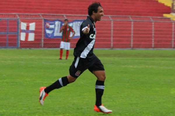Hugo Borges (d) comemora o primeiro gol da partida no Nicolau Alayon