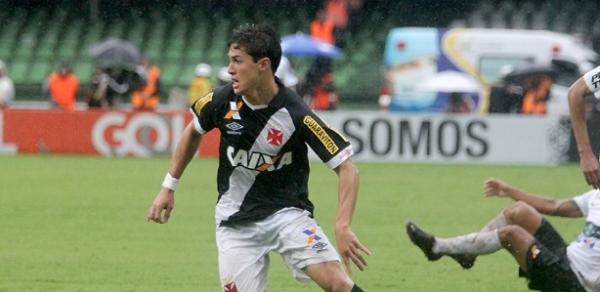 Mateus Vital fez sua estreia como profissional no dia em que o Vasco caiu em 2015