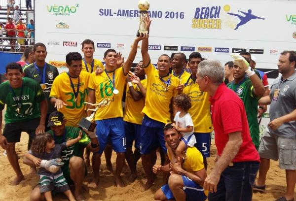 Campees do Sul-Americano, brasileiros festejam na areia