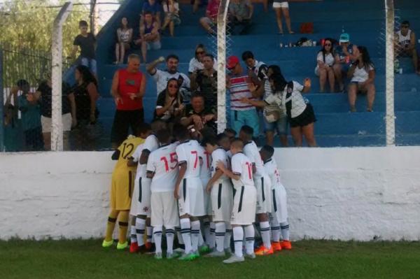 Vascanos festejam estreia com vitria na Copa Cidade Verde