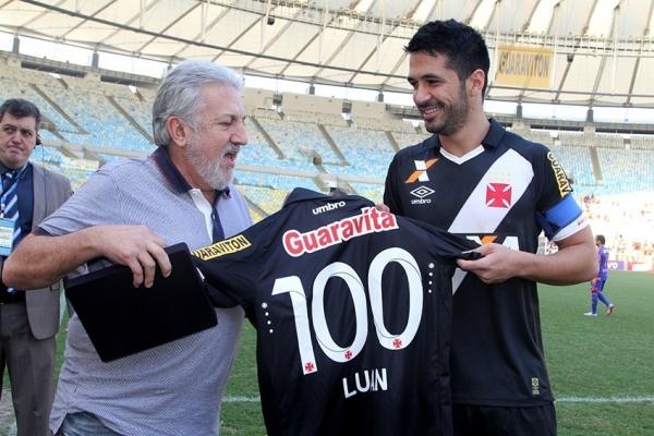 Luan recebe homenagem pelos 100 jogos em partida contra o Sport em 2015